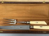 deux couteaux et un couteau dans un coffret en bois
