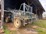 un tracteur garé devant un bâtiment