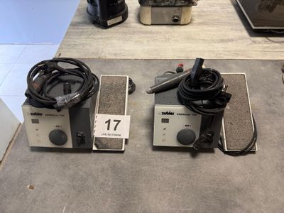 deux machines posées sur une table