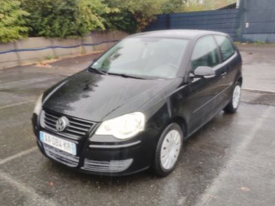 une voiture noire garée dans un parking