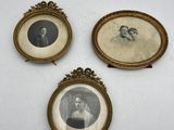 Trois photos encadrées représentant un homme et une femme sont exposées sur une surface blanche
