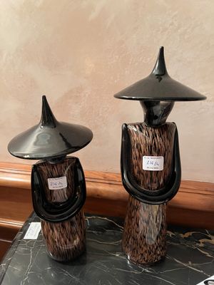 deux vases posés sur une table, surmontés d'un chapeau noir
