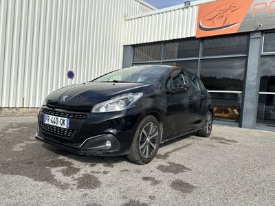 une voiture noire garée devant un bâtiment