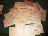 de nombreuses enveloppes posées sur la table, sur lesquelles sont collés des timbres
