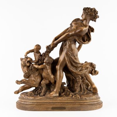 une statue antique en bronze représentant une femme accompagnée d'un chien et d'un homme