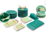 plusieurs assiettes et bols posés sur une table