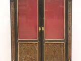 une armoire noire et dorée avec des portes rouges