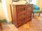 une commode surmontée d'un miroir dans une pièce