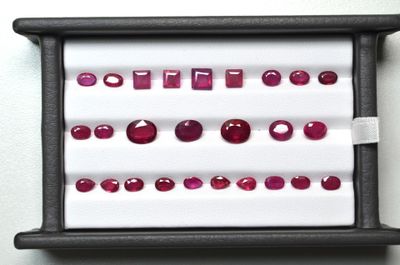 une photo montrant un assortiment de rubis dans un coffret