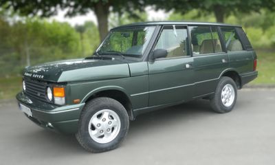 un Land Rover vert garé sur le bord de la route