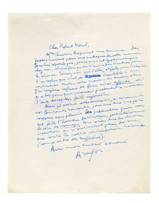 une lettre écrite à l'encre bleue sur une feuille de papier