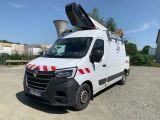 une camionnette blanche à rayures rouges garée sur un parking