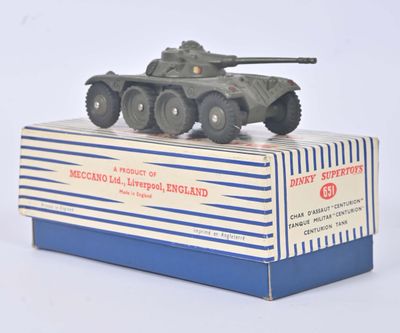 un char miniature posé sur une boîte