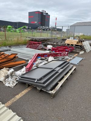 un tas de métal et de bois au bord de la route