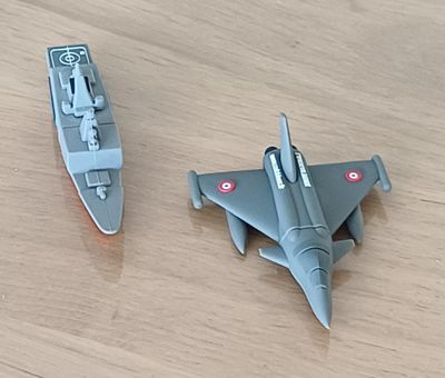 deux avions miniatures posés l'un à côté de l'autre sur une table