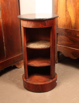 une armoire en bois avec un plateau en verre dans une pièce
