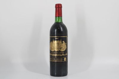 une bouteille de vin posée sur une table blanche