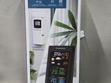 une boîte sur laquelle figure une horloge numérique, posée sur une table