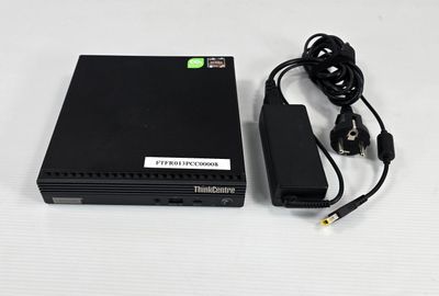 un gros plan sur un boîtier noir avec un chargeur et un câble