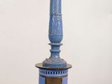 un vase bleu posé sur une table en bois