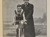 une vieille photo d'un homme et d'une femme à vélo