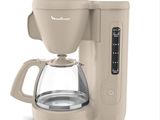 une image d'une cafetière sur fond blanc