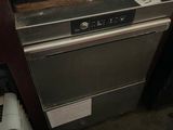 un four qui se trouve dans la cuisine, la porte ouverte