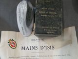 une boîte et une paire de ciseaux posés sur une table