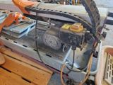 une machine posée sur une palette dans une pièce