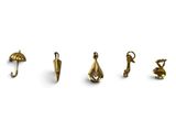cinq modèles différents de boucles d'oreilles en or sur fond blanc