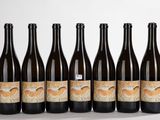 six bouteilles de vin sont alignées sur une surface blanche