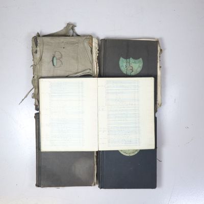 deux livres ouverts posés sur une table blanche