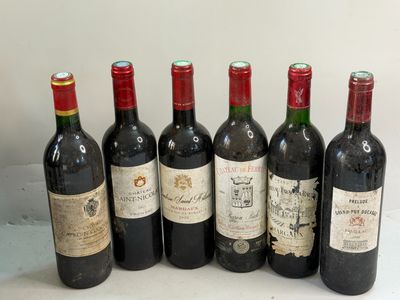 six bouteilles de vin sont alignées sur une table