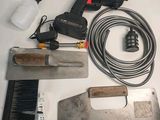 un grand nombre d'outils posés sur la table