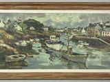 une peinture représentant une scène portuaire avec des bateaux dans l'eau