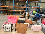 beaucoup de bagages posés sur une table dans un entrepôt