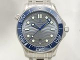 une montre en argent avec une lunette bleue