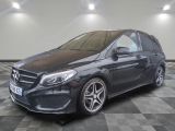 la classe b de la mercedes est garée sur un sol en damier