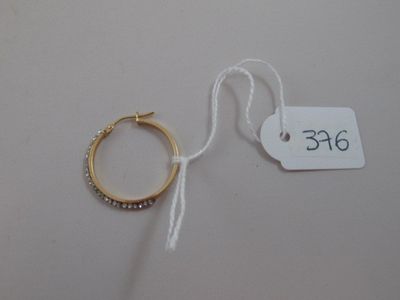 une bague posée sur la table, à côté d'une étiquette de prix