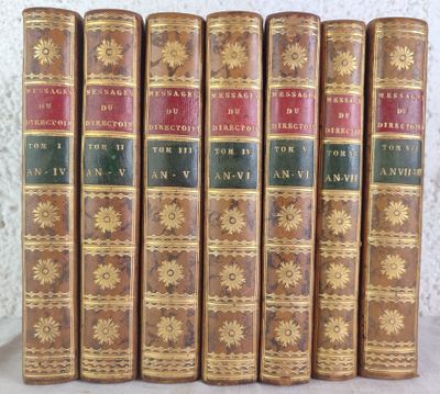 six vieux livres sont alignés sur une table