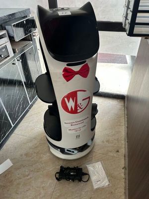un robot posé par terre près d'une porte