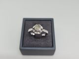 une photo d'une bague en diamant dans un écrin noir