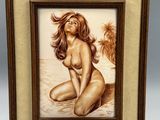 un tableau représentant une femme nue assise sur la plage, avec un palmier en arrière-plan