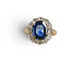 une bague à grappes de saphirs et de diamants