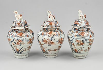 trois vases avec couvercles, décorés de fleurs et d'oiseaux