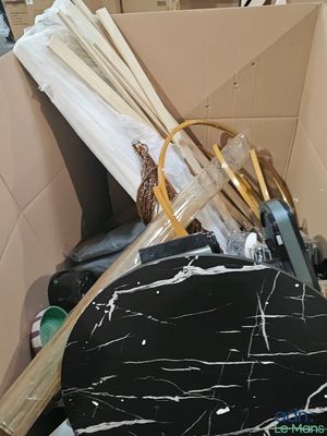 une boîte en carton contenant un certain nombre d'objets