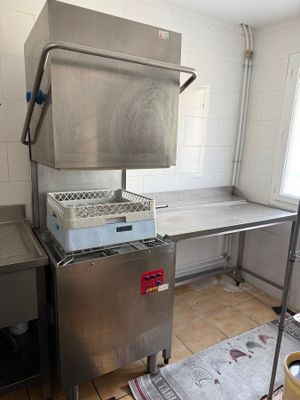 une cuisine équipée d'une cuisinière et d'un évier