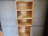 une étagère en bois sur laquelle est posé un ours en peluche