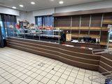 sol carrelé dans un magasin avec un comptoir et des étagères remplies de produits alimentaires
