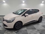 la voiture blanche est garée sur un sol en damier dans le garage